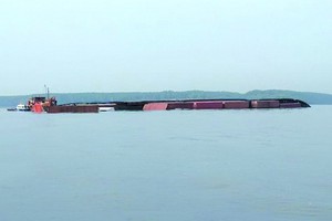 載重上千噸貨輪沉沒事故現場。（圖源：互聯網）