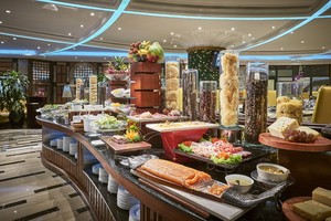 溫莎大酒店4樓自助餐廳美食豐富，包括有越南、日本、意大利、法國和粵菜等160多道菜餚。