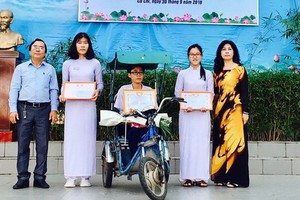 “傚法胡伯伯教誨的校園榜樣”學生獲頒發助學金。