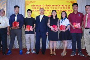 該宗祠理事長盧錦成(左四)與常值理事長盧鏡波(右一)向大學生頒發獎助學金。