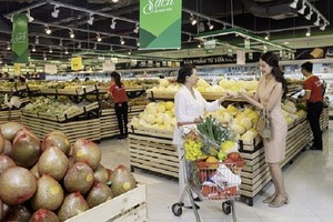 消費者在 Vin Eco 選購物品。（圖源：VinMart）