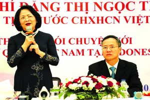 國家副主席鄧氏玉盛（左）在會上致詞。（圖源：越通社）