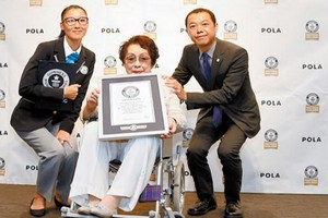 日本99歲高齡奶奶（中）近日獲吉尼斯世界紀錄認證為“最高齡的美容顧問”。（圖源：互聯網）