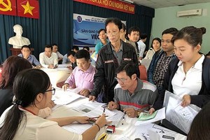 勞動者在市就業服務中心辦理享失業津貼手續。