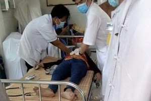 疑似殺害妻子後自盡不遂的丈夫獲送醫院搶救。（圖源：TPO）