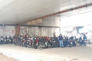 第一郡舊伍倫橋下空間被佔用作為存車場。