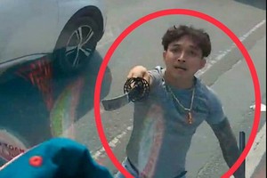 目光兇狠的男青年揮劍砍破卡車擋風玻璃。（圖源：視頻截圖）