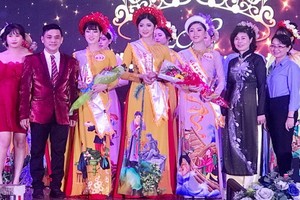 組委會向前３名佳麗頒獎(資料圖)。