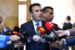 在歐洲聯盟領袖未同意於目前展開入會談判後，北馬其頓總理柴伊夫（中）20日決定在明年4月提前舉行國會大選。（圖源：Zaevzoran臉書）