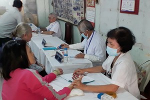 各東醫師為病人把脈診病。