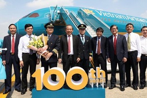 政府常務副總理張和平（左五）出席越航(Vietnam Airlines)飛行團隊第一百架飛機的迎接儀式。（圖源：黎山）