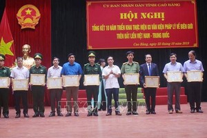 高平省委領導對有關越、中陸地邊境3份法理文件展開10年中，取得出色成績的各個集體頒贈獎狀。（圖源：越通社）