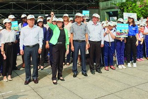 組委會在阮廌街進行步行活動。