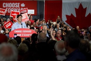 加拿大國會大選21日結束後，加媒預測總理特魯多（講台立者）率領的自由黨將籌組少數政府。（圖源：Justin PJ Trudeau臉書）