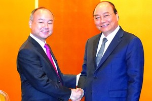 政府總理阮春福（右）接見日本 軟銀集團創始人。（圖源：光孝）