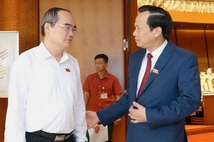 市委書記阮善仁（左）同勞動與榮軍社會部長陶玉容交換意見。（圖源：潘草）