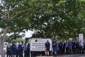 數十名獄警在湯斯維爾（Townsville）因兩名獄警遭襲而離職。