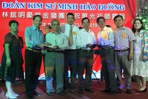 明豪堂金獅團長符敦泓(右五)向薄寮 地母廟和關帝古廟轉交水泥代金。