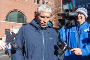 圖為現年58歲的辛格，3月12日在波士頓法庭承認詐騙、敲詐勒索、洗錢和妨礙司法公正等多項罪名後，離開波士頓聯邦法院。 (圖源： Getty Images)