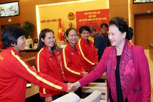國會主席阮氏金銀與國家女足隊親切握手。（圖源：互聯網）