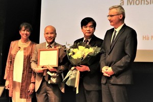 法國駐越南特命全權大使尼古拉斯‧華納（右一）與法語國際院院長吳自立（左二）和鄭文明副教授（右二）在勳章頒發儀式上合影。（圖源：HN）