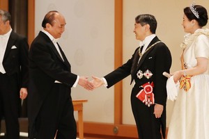政府總理阮春福（左二）出席日本天皇德仁“即位禮正殿之儀”。（圖源：VGP）