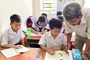 阮必友老師盡心為窮困兒童授課。