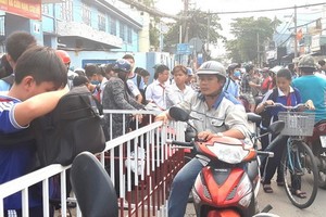 放學時間，李自仲中學前常發生交通堵塞。