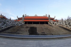 氣派輝煌的南方靈祠。