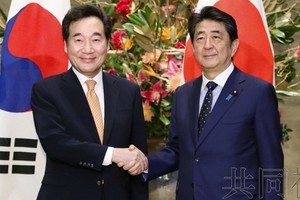 日本首相安倍晉三24日上午在官邸與韓國國務總理李洛淵會談。（圖源：共同社）