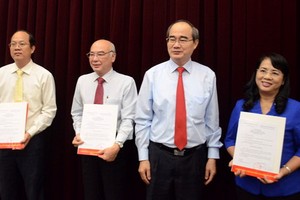 市委書記阮善仁（右二）分別向阮如奎（左二）、阮胡海（左一）及陳金燕等三位同志頒授任職《決定》。（圖源：丁軍）