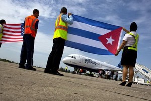 2016年8月31日，機場工作人員在古巴聖塔克拉拉的停機坪上接受了JetBlue 387航班，這是美國和古巴之間半個多世紀之間的第一次商業飛行。（圖源：AP）