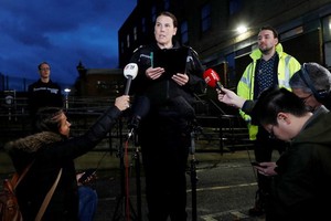 埃塞克斯警察局副局長米爾斯在格雷斯警察局外交代事件。（圖源：路透社）