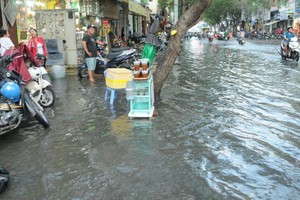 圖為上月底潮汛大高漲時第一郡多條街道一片汪洋。（圖源：越通社）