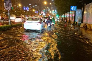 本市平盛郡因潮汛高漲多條街道嚴重受淹。（圖源：VOH）