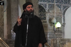 報道稱，美軍發動了一次針對巴格達迪的特別行動，其在突襲中被擊斃。圖為 IS 頭目巴格達迪2014年7月公開露面後，下落始終成謎，美國甚至懸賞上億元追緝他。（圖源：互聯網）