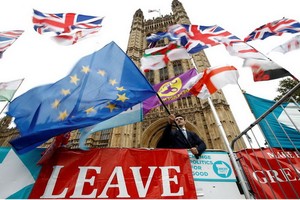 歐洲理事會主席圖斯克28日表示，歐盟同意英國押後至2020年1月31日“脫歐”。圖為反脫歐的男子在英國國會外場揮舞歐盟旗幟。（圖源：路透社）