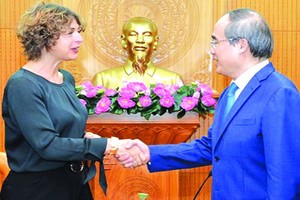 市委書記阮善仁（右）接見荷蘭大使埃爾斯貝特。