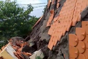 本月27日中午12時許，設於引進新進鄉中心道路的拱門突然倒塌，所幸當時無人站在拱門底下。（圖源：晉泰）