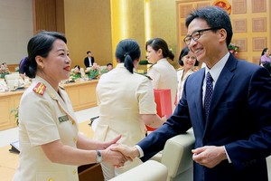 政府副總理武德膽（右）接見2018 年模範女公安代表團。（圖源：木茶）
