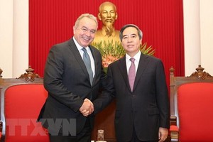 中央經濟部長阮文平（右）接見美國前國務卿助理、亞洲集團首席執行官庫爾特‧坎貝爾。（圖源：越通社）