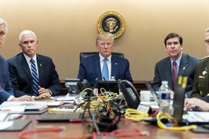 美國總統特朗普（中）當地時間27日宣佈，極端組織自稱的“伊斯蘭國”(IS)最高頭目巴格達迪已在美軍突襲行動中自殺身亡。（圖源：AP）