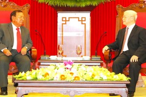 總書記、國家主席阮富仲（右）與老撾總書記、國家主席本揚交談。（圖源：越通社）