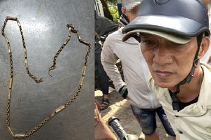 被當場抓獲的劫匪錢清顯（右圖）與贓物。（圖源：TTO）