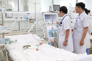 雖已度過危險期，但病嬰還在重症監護室接受治療中。