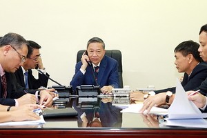 公安部部長蘇林大將（中）與英國內政大臣普麗蒂‧帕特爾通電談。（圖源：VGP）