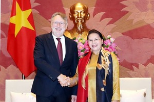 國會主席阮氏金銀（右）接見博納德主席。（圖源：越通社）