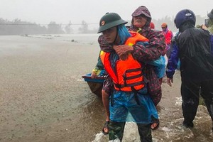 部隊協助民眾遷往安全地區。（圖源：明黃）