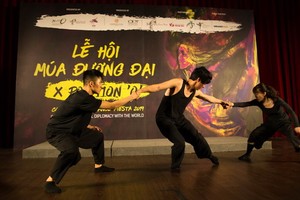 越南與新加坡舞蹈藝員表演現代舞。