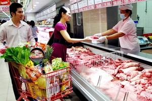 市民在超市購買豬肉。（圖源：陲楊）